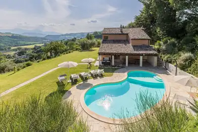 Image de Villa Linda, villa panoramique avec piscine dans la campagne des Marches, Ă 30 minutes de la mer