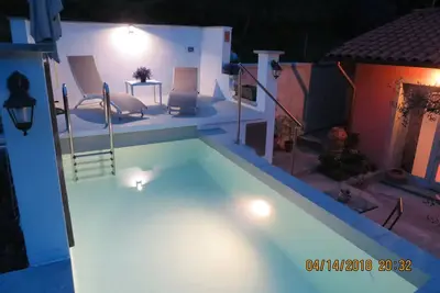 Image de Cottage moderne avec piscine et terrasses ensoleillées à Bagni Di Lucca.