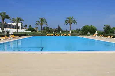 Image de Penthouse moderne avec balcon avec vue sur le golf et la piscine, wifi gratuit