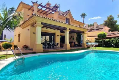 Image de Villa familiale Ă distance de marche de Puerto Banus et de la Bea