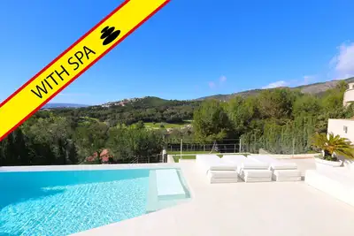 Image de Villa de luxe avec spa et piscine chauffée. Vues panoramiques sur la mer et le golf