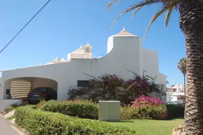 Image de Maison sur la plage à 50m de la mer entourée de beaux jardins