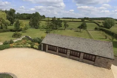 Image de The Cotswold Manor Cottage, bain à remous exclusif, granges de jeux / événements, 70 acres de parc