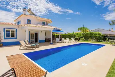 Image de Villa individuelle de 3 chambres avec piscine privée et double façade fermée électrique.