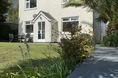 Image de Detached 4-bedroom house close to beach and town with beautiful private garden.