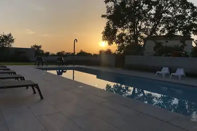 Image de Villa de luxe en pierre, piscine privée, vue sur la mer, vastes terrasses et jardin
