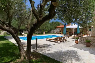 Image de Exquisite villa avec piscine privée, barbecue, poêle à bois, une belle campagne Vues