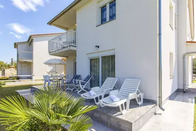 Image de Appartement de deux chambres avec la terrasse Valbandon, Fazana (A-16261-a)
