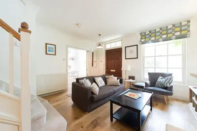 Image de Confortable 3 Chambres Mews Maison Dans Cirencester central dans les Cotswolds, en Angleterre