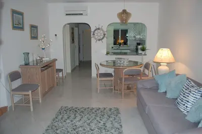 Image de ModGround Floor 2 Twin Bedroom Apartment, 2 salles de bains, exposé sud, patio privé