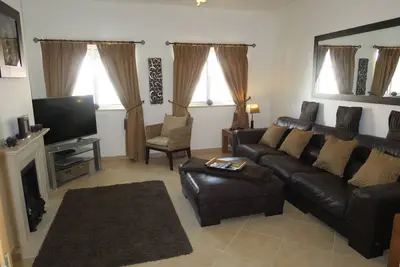 Image de Hébergement spacieux de luxe au rez-de-chaussée, à 8 minutes à pied du centre-ville