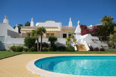 Image de Villa Meia-Praia, avec terrasse, piscine et jardin