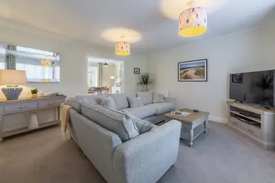 Image de Spacieuse et sophistiquée maison de style moderne mews sur un développement de choix