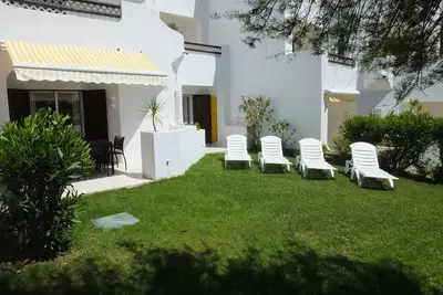 Image de 10 min à pied de la plage. Appartement de luxe, donnant sur le practice de golf.