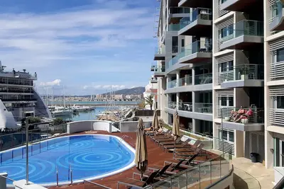 Image de Marina de première ligne, avec bars, restaurants, casinos à distance de marche