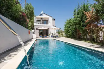 Une nouvelle villa avec piscine privée, à 350m de la plage et proche de toutes commodités