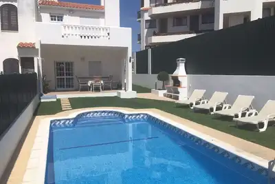 Image de Villa centrale avec piscine privée, A / C, Wi-fi, idéal pour les familles et les golfeurs!