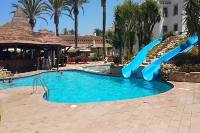 Image de Villa individuelle près de la piscine.