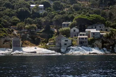 Image de A 20 mètres de la mer, cabanon traditionnel de pêcheur,