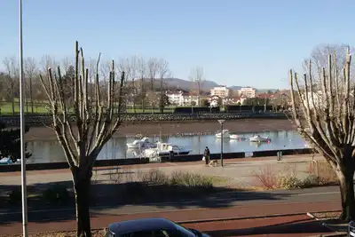 Image de appartement face à la nivelle, plage, port et commerces à pieds