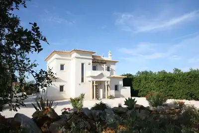 Image de Villa moderne impeccable et luxueuse avec grande piscine à débordement et spa (10 personnes)
