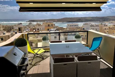 Image de 1. Penthouse de luxe avec vue sur la mer et 2 chambres près de la plage!