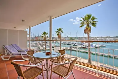Image de Appartement avec grande terrasse donnant sur les bateaux