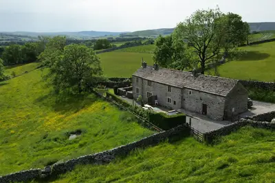 Image de Conversion individuelle Magnifique grange en pierre dans un cadre paisible