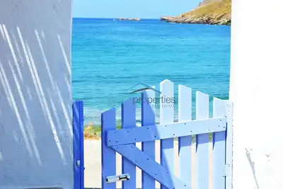 Maison en pierre d'origine au bord de l'eau avec accès à une grande plage de sable