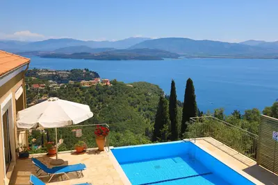 Triantafyllo: Une vue imprenable, près de Agni, piscine privée