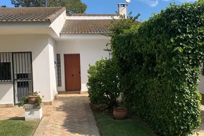Individual villa in Urb. Roche near great beach. Wifi