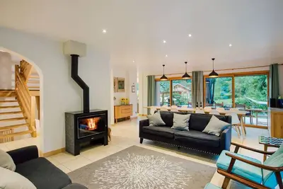Moderne, grandes chambres, sauna et jacuzzi accès facile aux 3 télécabines