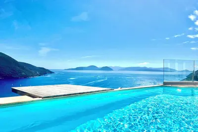 Image de Villa indépendante avec piscine privée près de Sandy Beach et village pittoresque.