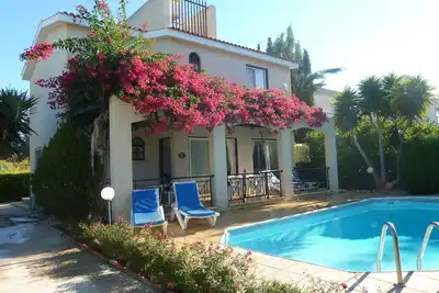 Belle villa avec piscine privée et jardins