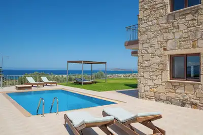 Image de Une villa en pierre avec piscine privée et vue mer panoramique