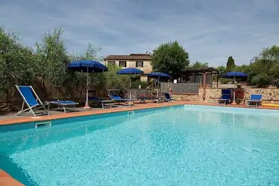 Casa Sparviero A: Un appartement caractéristique et accueillant qui couvre tout l'étage supérieur d'une villa de deux étages entourée de prairies et de collines verdoyantes.