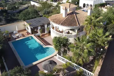 Image de Villa avec piscine privée et jardins isolés