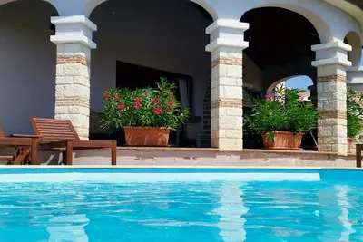 Image de Villa avec piscine tranquille Edge Of Village Cadre