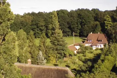 Image de Grande propriété avec tennis et bois