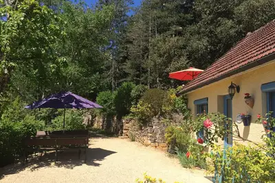 Image de Gîte de charme tout confort avec piscine dans un domaine boisé, près de Sarlat