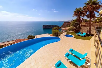 Image de Villa Rosh - Une villa de luxe à 3 étages avec vue sur la mer majestueuse Cette grande villa est par
