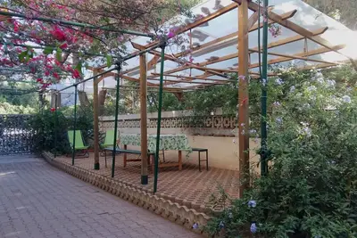 Image de Pini appartement avec grande cour devant une forĂŞt de pins
