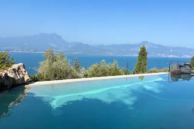 Image de Appartement avec vue spectaculaire sur le lac depuis la terrasse