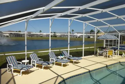 Image de 4 Bed Villa with Family Games room, large lake front pool deck