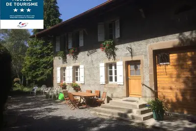 Image de Appartement dans une maison de caractère entourée d'un grand espace vert