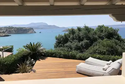 Image de Studio de luxe avec vue imprenable sur la mer et piscine