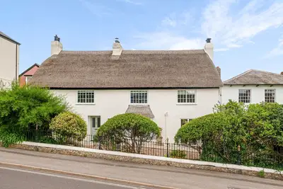 Image de Albury House est une chaumière du XVIIe siècle au toit de chaume bien située dans Charmouth.