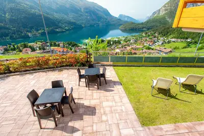 Image de Lodge surplombant les eaux claires du lac où vous refléter les Dolomites