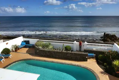 Front de mer, à 20 mètres de la mer, avec piscine privée chauffée et bain à remous