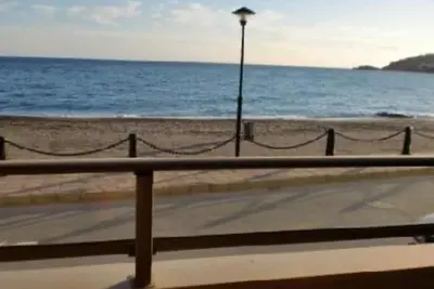 Image de Premier Ligne de la plage en baie tranquille